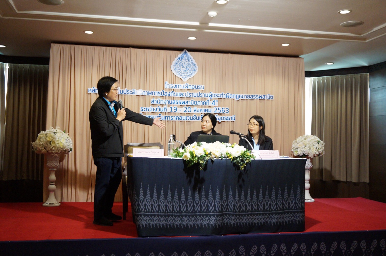 ภาพถ่าย ใช้ปุ่มลูกศร ซ้าย หรือ ขวา เลื่อนภาพถ่าย หรือปุ่มสามเหลี่ยมฉายภาพอัตโนมัติ  ถ้าต้องการบันทึกภาพ ใช้เมาส์คลิกขวาเลือกหัวข้อ  เป็นรูปภาพเป็น.. หรือ save as.. แสดงเต็มจอภาพ กุดปุ่ม F11 