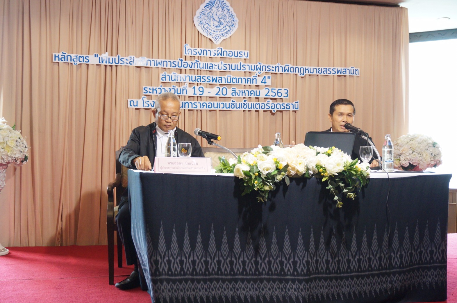 ภาพถ่าย ใช้ปุ่มลูกศร ซ้าย หรือ ขวา เลื่อนภาพถ่าย หรือปุ่มสามเหลี่ยมฉายภาพอัตโนมัติ  ถ้าต้องการบันทึกภาพ ใช้เมาส์คลิกขวาเลือกหัวข้อ  เป็นรูปภาพเป็น.. หรือ save as.. แสดงเต็มจอภาพ กุดปุ่ม F11 