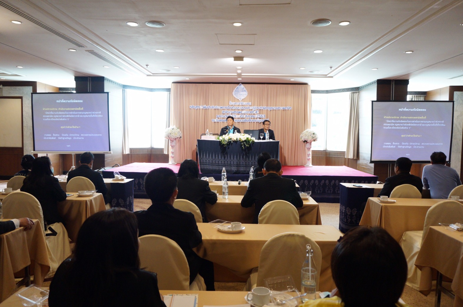 ภาพถ่าย ใช้ปุ่มลูกศร ซ้าย หรือ ขวา เลื่อนภาพถ่าย หรือปุ่มสามเหลี่ยมฉายภาพอัตโนมัติ  ถ้าต้องการบันทึกภาพ ใช้เมาส์คลิกขวาเลือกหัวข้อ  เป็นรูปภาพเป็น.. หรือ save as.. แสดงเต็มจอภาพ กุดปุ่ม F11 