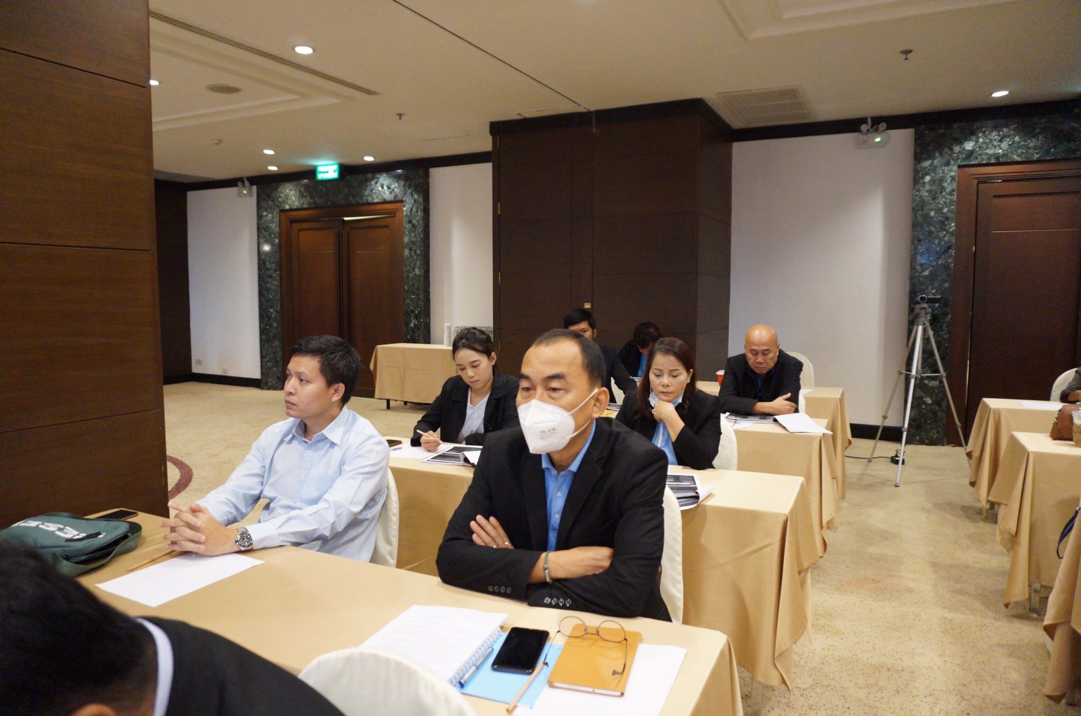 ภาพถ่าย ใช้ปุ่มลูกศร ซ้าย หรือ ขวา เลื่อนภาพถ่าย หรือปุ่มสามเหลี่ยมฉายภาพอัตโนมัติ  ถ้าต้องการบันทึกภาพ ใช้เมาส์คลิกขวาเลือกหัวข้อ  เป็นรูปภาพเป็น.. หรือ save as.. แสดงเต็มจอภาพ กุดปุ่ม F11 