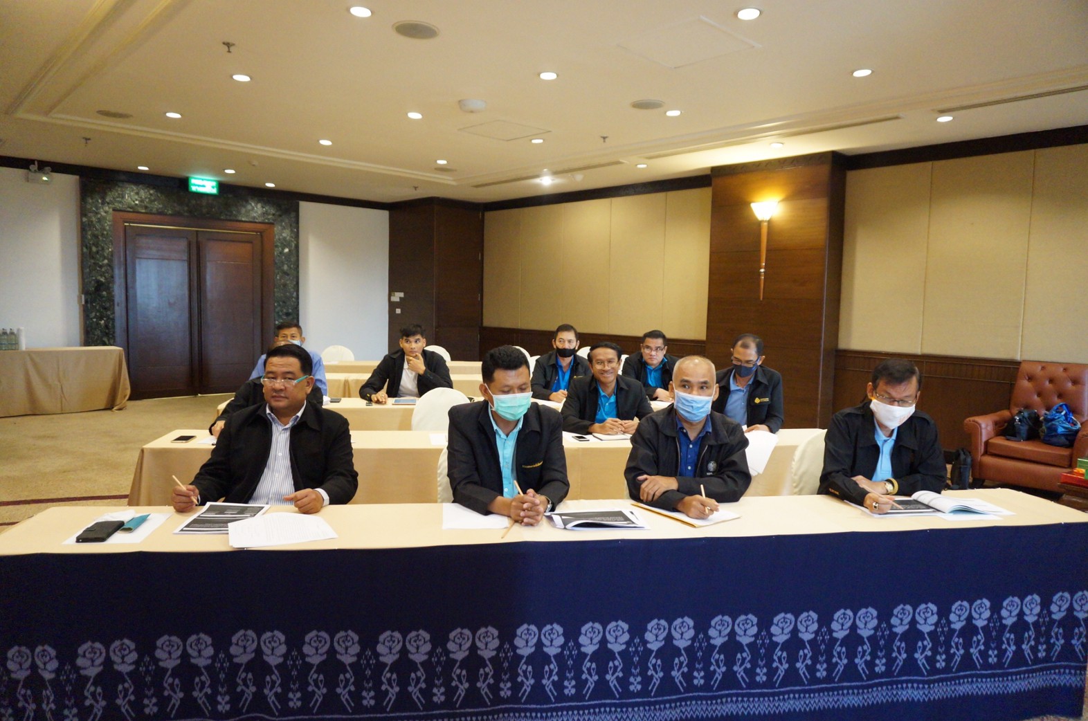 ภาพถ่าย ใช้ปุ่มลูกศร ซ้าย หรือ ขวา เลื่อนภาพถ่าย หรือปุ่มสามเหลี่ยมฉายภาพอัตโนมัติ  ถ้าต้องการบันทึกภาพ ใช้เมาส์คลิกขวาเลือกหัวข้อ  เป็นรูปภาพเป็น.. หรือ save as.. แสดงเต็มจอภาพ กุดปุ่ม F11 