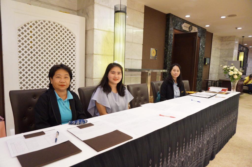 ภาพถ่าย ใช้ปุ่มลูกศร ซ้าย หรือ ขวา เลื่อนภาพถ่าย หรือปุ่มสามเหลี่ยมฉายภาพอัตโนมัติ  ถ้าต้องการบันทึกภาพ ใช้เมาส์คลิกขวาเลือกหัวข้อ  เป็นรูปภาพเป็น.. หรือ save as.. แสดงเต็มจอภาพ กุดปุ่ม F11 