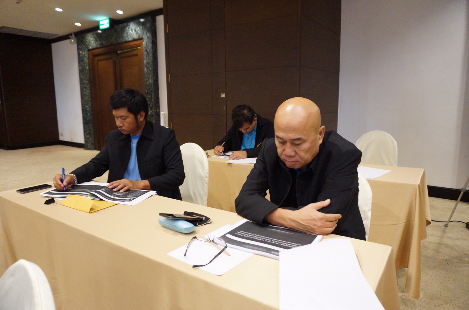 ภาพถ่าย ใช้ปุ่มลูกศร ซ้าย หรือ ขวา เลื่อนภาพถ่าย หรือปุ่มสามเหลี่ยมฉายภาพอัตโนมัติ  ถ้าต้องการบันทึกภาพ ใช้เมาส์คลิกขวาเลือกหัวข้อ  เป็นรูปภาพเป็น.. หรือ save as.. แสดงเต็มจอภาพ กุดปุ่ม F11 