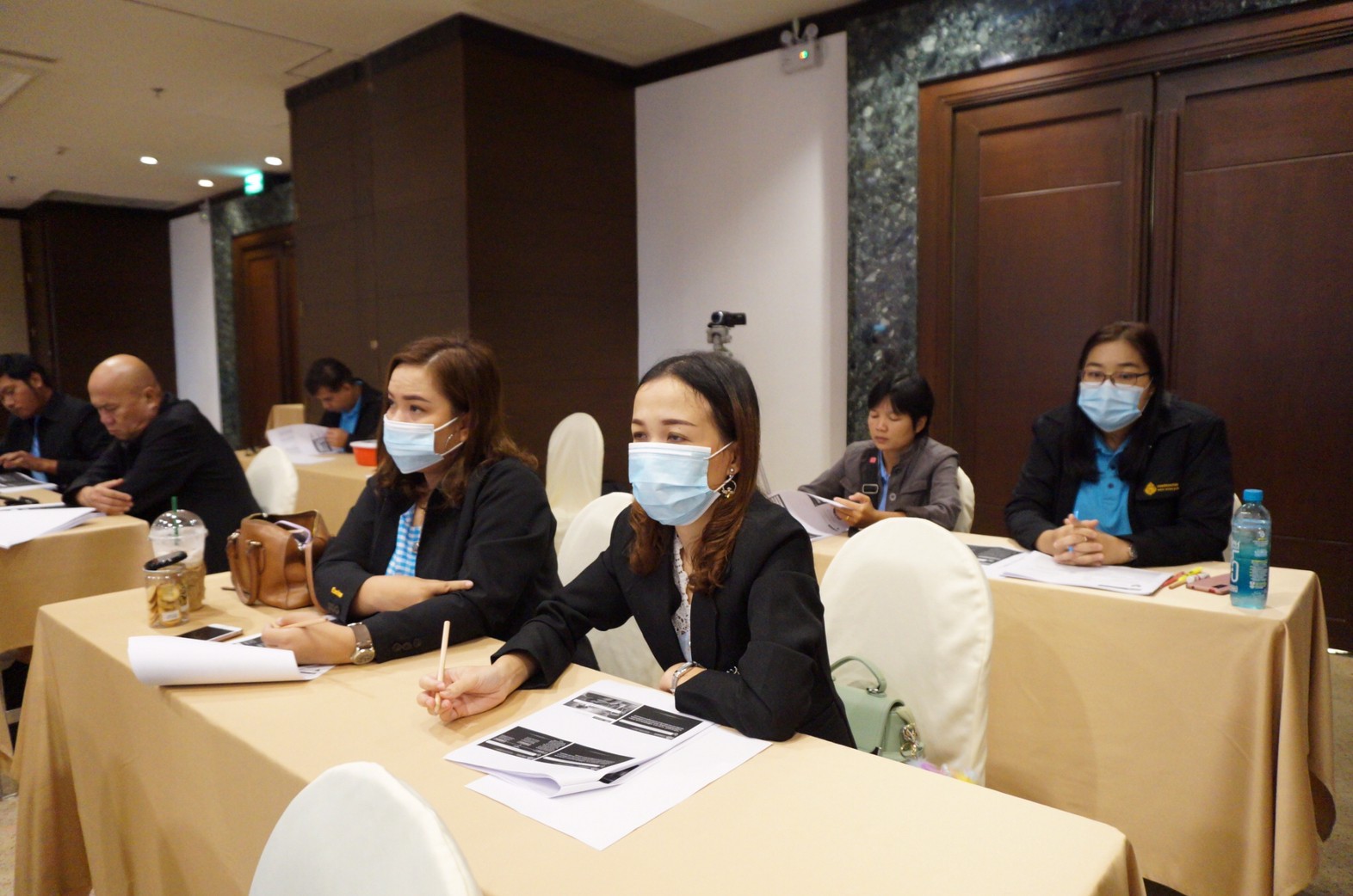 ภาพถ่าย ใช้ปุ่มลูกศร ซ้าย หรือ ขวา เลื่อนภาพถ่าย หรือปุ่มสามเหลี่ยมฉายภาพอัตโนมัติ  ถ้าต้องการบันทึกภาพ ใช้เมาส์คลิกขวาเลือกหัวข้อ  เป็นรูปภาพเป็น.. หรือ save as.. แสดงเต็มจอภาพ กุดปุ่ม F11 