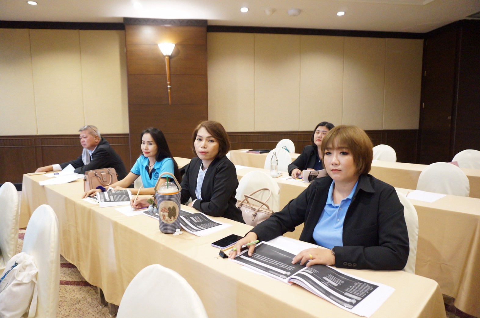 ภาพถ่าย ใช้ปุ่มลูกศร ซ้าย หรือ ขวา เลื่อนภาพถ่าย หรือปุ่มสามเหลี่ยมฉายภาพอัตโนมัติ  ถ้าต้องการบันทึกภาพ ใช้เมาส์คลิกขวาเลือกหัวข้อ  เป็นรูปภาพเป็น.. หรือ save as.. แสดงเต็มจอภาพ กุดปุ่ม F11 