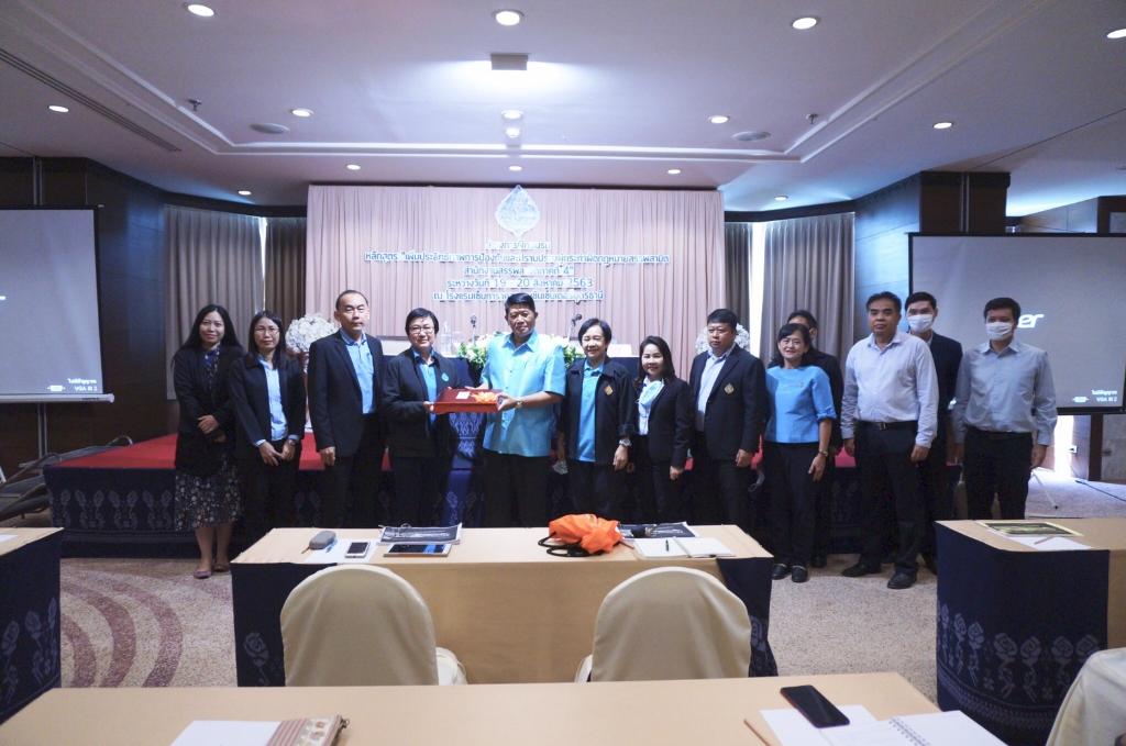 ภาพถ่าย ใช้ปุ่มลูกศร ซ้าย หรือ ขวา เลื่อนภาพถ่าย หรือปุ่มสามเหลี่ยมฉายภาพอัตโนมัติ  ถ้าต้องการบันทึกภาพ ใช้เมาส์คลิกขวาเลือกหัวข้อ  เป็นรูปภาพเป็น.. หรือ save as.. แสดงเต็มจอภาพ กุดปุ่ม F11 