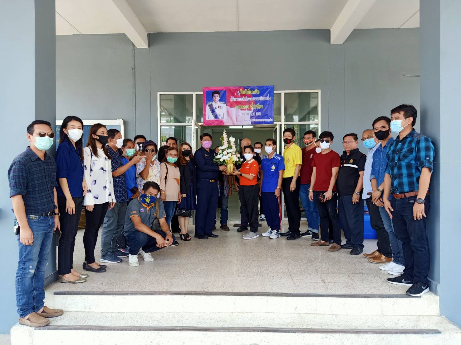 ภาพถ่าย ใช้ปุ่มลูกศร ซ้าย หรือ ขวา เลื่อนภาพถ่าย หรือปุ่มสามเหลี่ยมฉายภาพอัตโนมัติ  ถ้าต้องการบันทึกภาพ ใช้เมาส์คลิกขวาเลือกหัวข้อ  เป็นรูปภาพเป็น.. หรือ save as.. แสดงเต็มจอภาพ กุดปุ่ม F11 