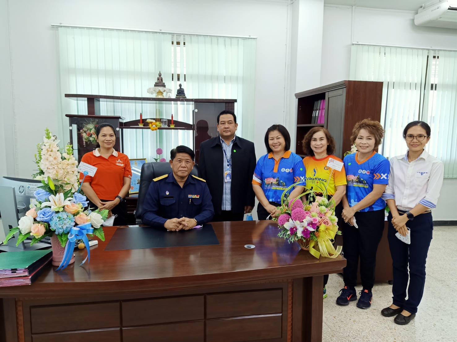 ภาพถ่าย ใช้ปุ่มลูกศร ซ้าย หรือ ขวา เลื่อนภาพถ่าย หรือปุ่มสามเหลี่ยมฉายภาพอัตโนมัติ  ถ้าต้องการบันทึกภาพ ใช้เมาส์คลิกขวาเลือกหัวข้อ  เป็นรูปภาพเป็น.. หรือ save as.. แสดงเต็มจอภาพ กุดปุ่ม F11 