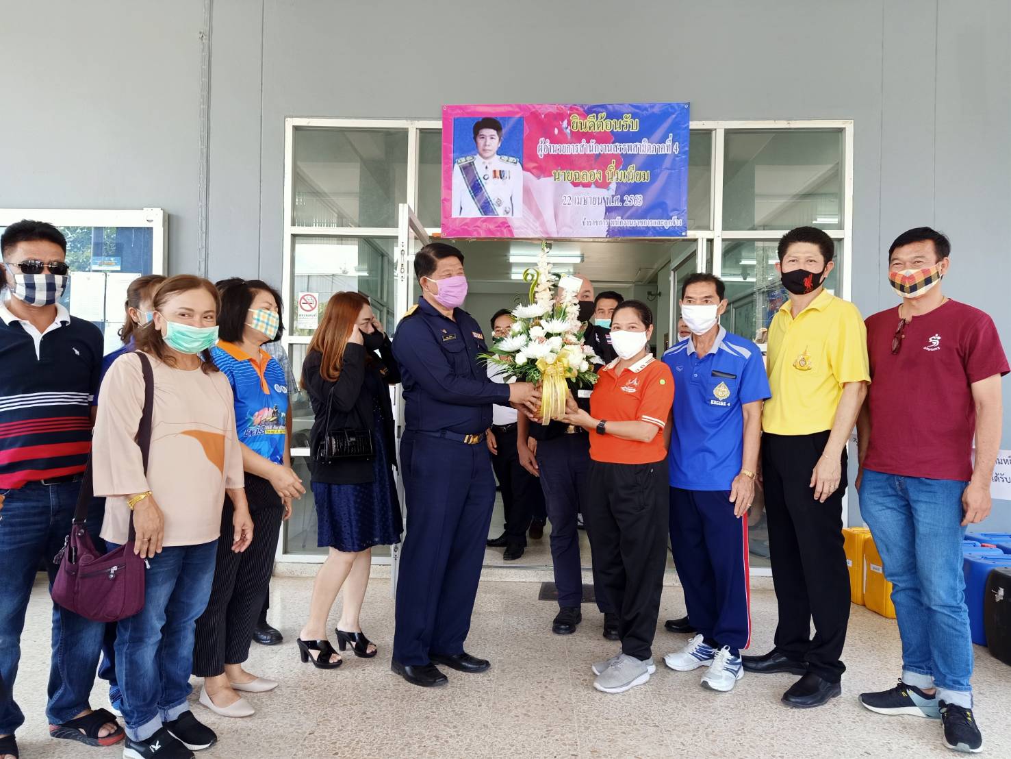 ภาพถ่าย ใช้ปุ่มลูกศร ซ้าย หรือ ขวา เลื่อนภาพถ่าย หรือปุ่มสามเหลี่ยมฉายภาพอัตโนมัติ  ถ้าต้องการบันทึกภาพ ใช้เมาส์คลิกขวาเลือกหัวข้อ  เป็นรูปภาพเป็น.. หรือ save as.. แสดงเต็มจอภาพ กุดปุ่ม F11 