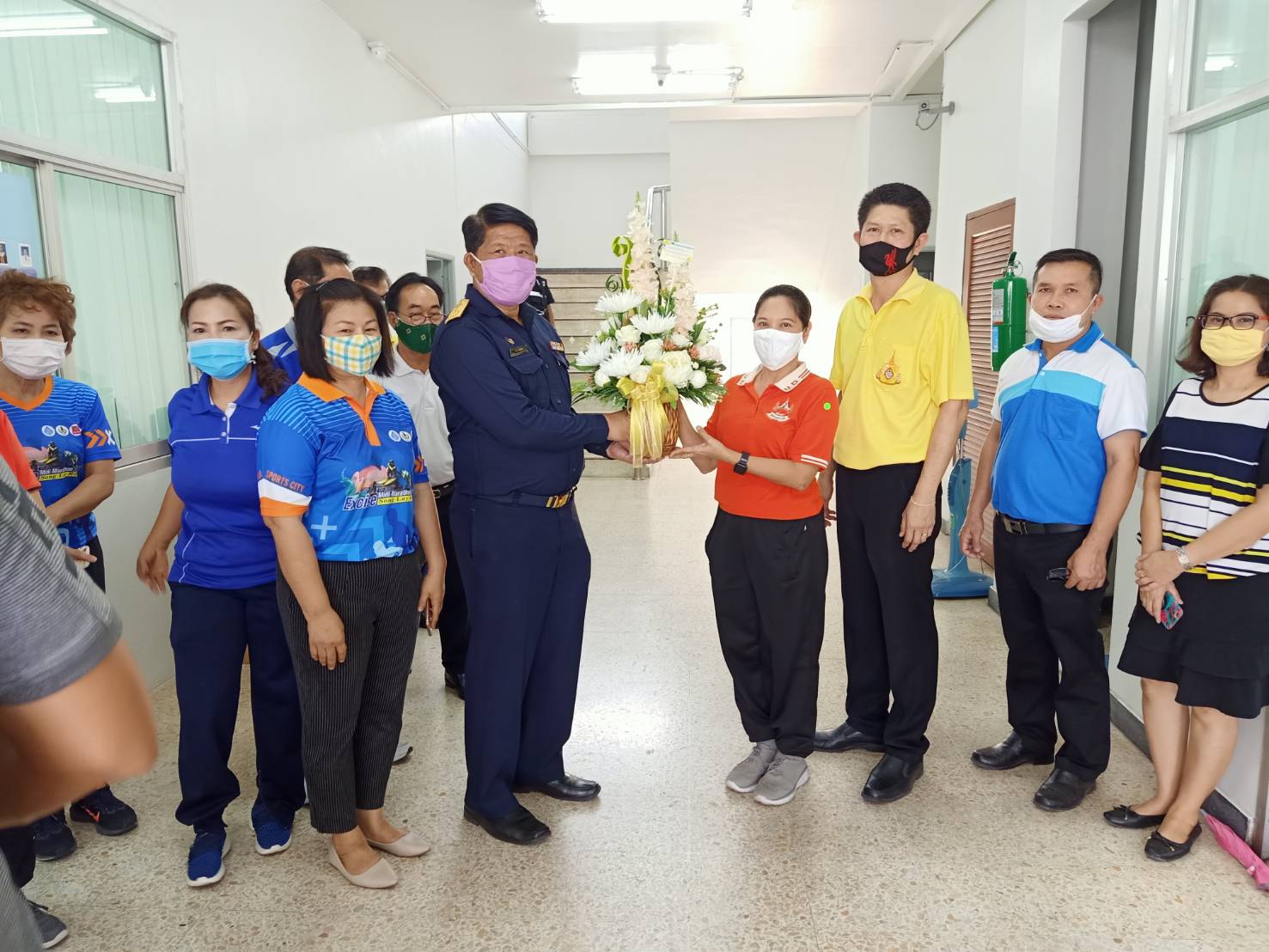 ภาพถ่าย ใช้ปุ่มลูกศร ซ้าย หรือ ขวา เลื่อนภาพถ่าย หรือปุ่มสามเหลี่ยมฉายภาพอัตโนมัติ  ถ้าต้องการบันทึกภาพ ใช้เมาส์คลิกขวาเลือกหัวข้อ  เป็นรูปภาพเป็น.. หรือ save as.. แสดงเต็มจอภาพ กุดปุ่ม F11 