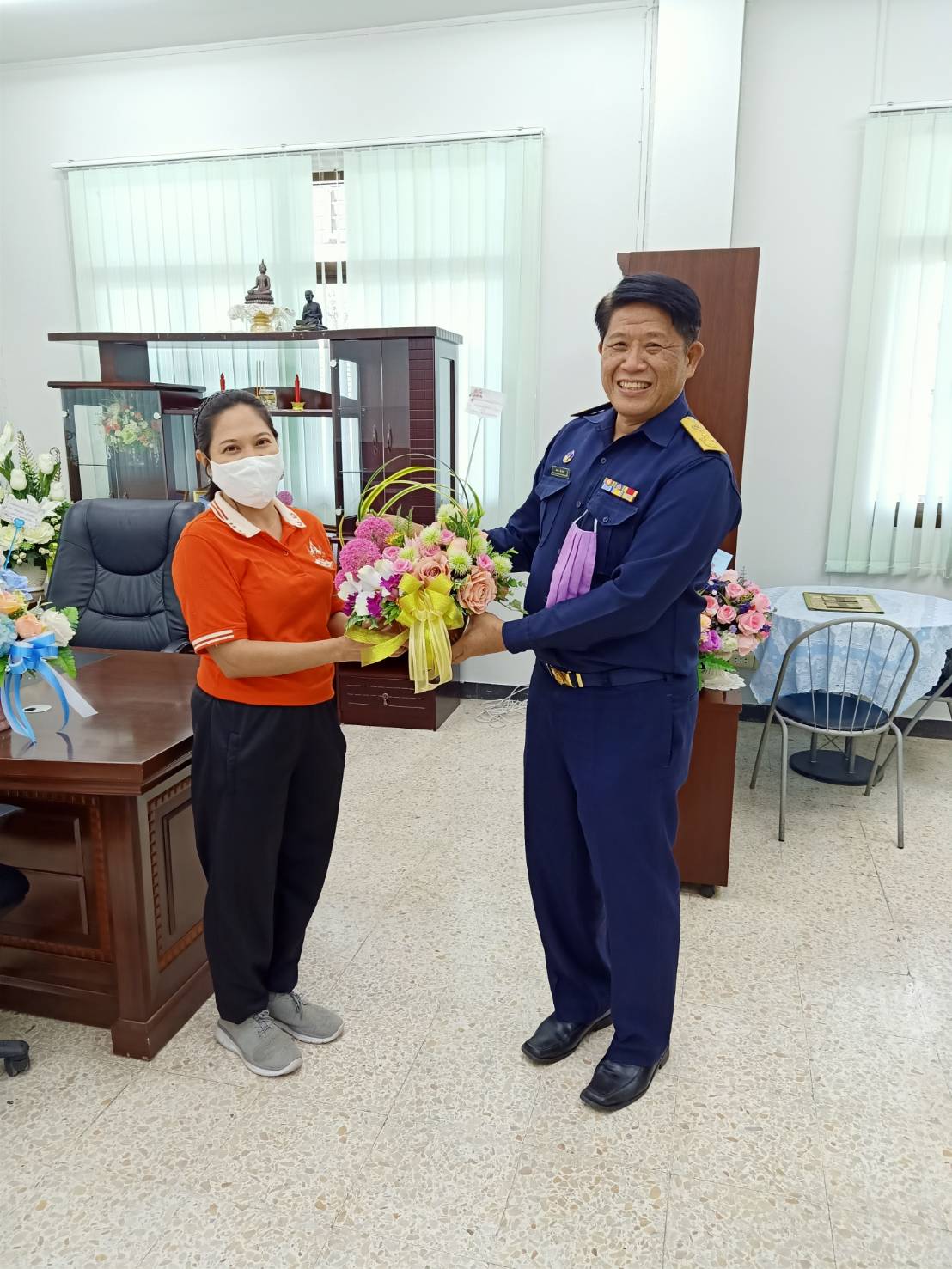 ภาพถ่าย ใช้ปุ่มลูกศร ซ้าย หรือ ขวา เลื่อนภาพถ่าย หรือปุ่มสามเหลี่ยมฉายภาพอัตโนมัติ  ถ้าต้องการบันทึกภาพ ใช้เมาส์คลิกขวาเลือกหัวข้อ  เป็นรูปภาพเป็น.. หรือ save as.. แสดงเต็มจอภาพ กุดปุ่ม F11 