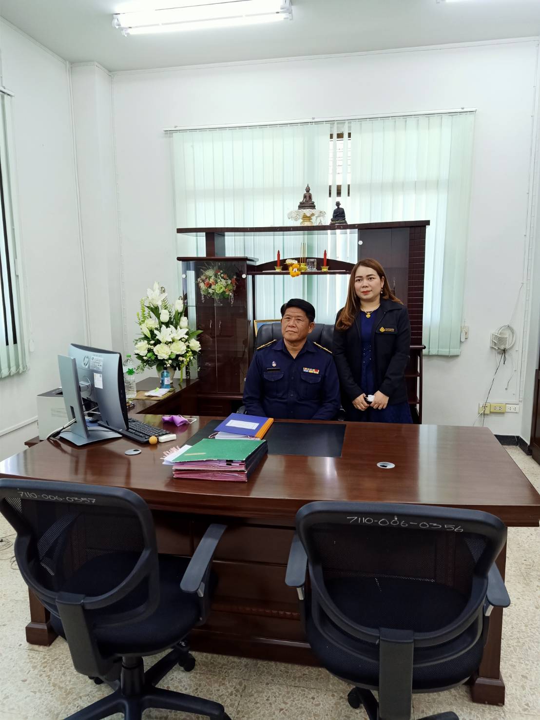 ภาพถ่าย ใช้ปุ่มลูกศร ซ้าย หรือ ขวา เลื่อนภาพถ่าย หรือปุ่มสามเหลี่ยมฉายภาพอัตโนมัติ  ถ้าต้องการบันทึกภาพ ใช้เมาส์คลิกขวาเลือกหัวข้อ  เป็นรูปภาพเป็น.. หรือ save as.. แสดงเต็มจอภาพ กุดปุ่ม F11 