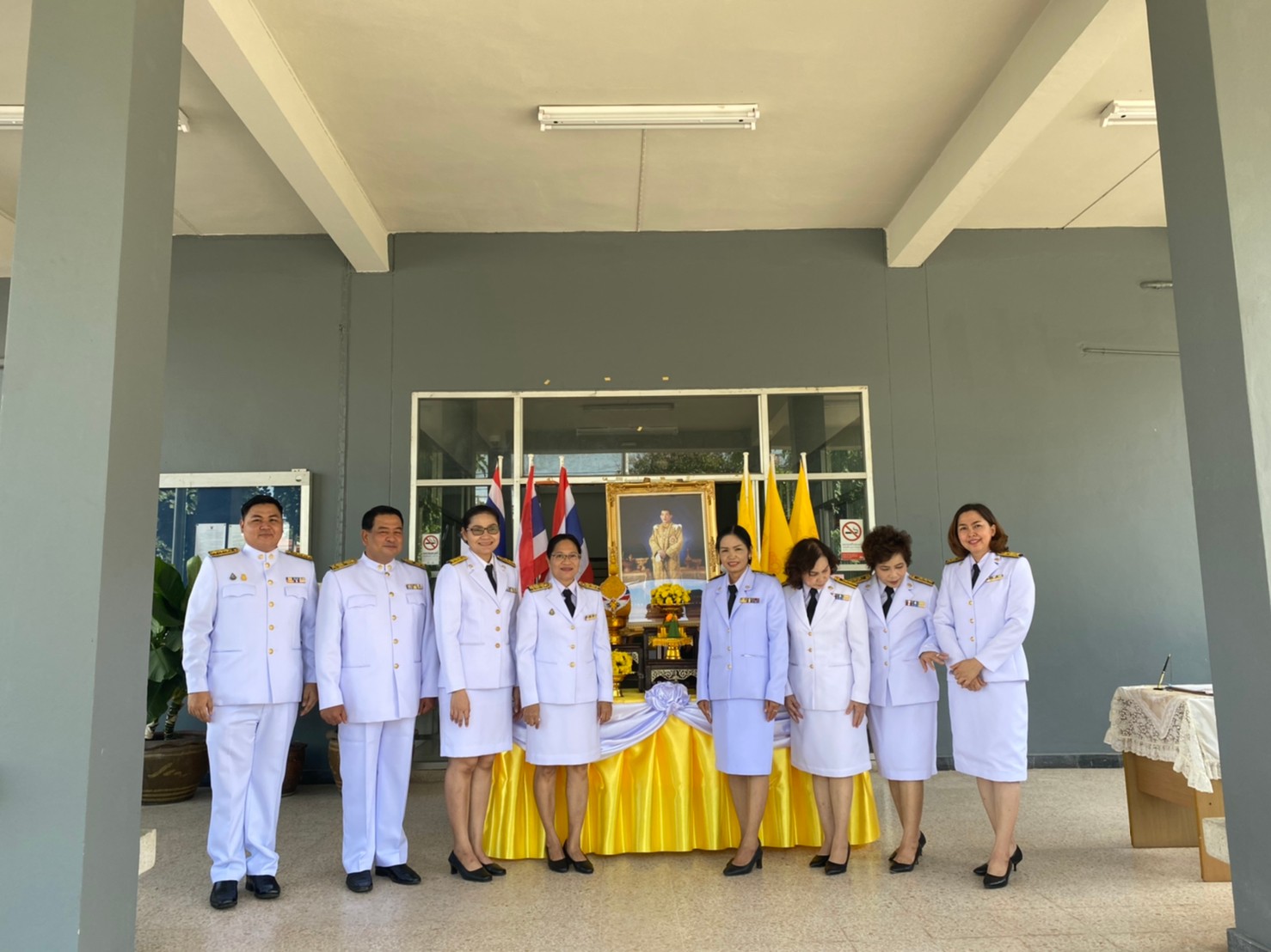 ภาพถ่าย ใช้ปุ่มลูกศร ซ้าย หรือ ขวา เลื่อนภาพถ่าย หรือปุ่มสามเหลี่ยมฉายภาพอัตโนมัติ  ถ้าต้องการบันทึกภาพ ใช้เมาส์คลิกขวาเลือกหัวข้อ  เป็นรูปภาพเป็น.. หรือ save as.. แสดงเต็มจอภาพ กุดปุ่ม F11 