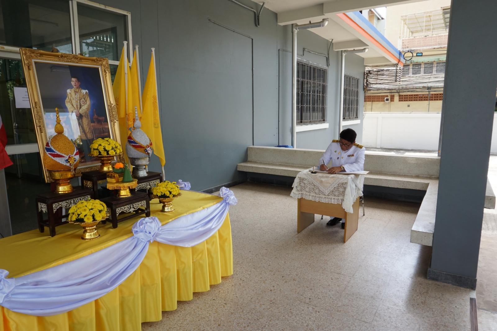 ภาพถ่าย ใช้ปุ่มลูกศร ซ้าย หรือ ขวา เลื่อนภาพถ่าย หรือปุ่มสามเหลี่ยมฉายภาพอัตโนมัติ  ถ้าต้องการบันทึกภาพ ใช้เมาส์คลิกขวาเลือกหัวข้อ  เป็นรูปภาพเป็น.. หรือ save as.. แสดงเต็มจอภาพ กุดปุ่ม F11 