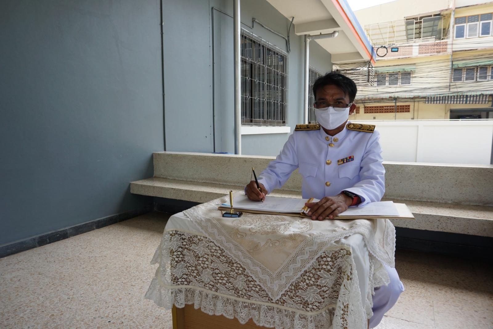 ภาพถ่าย ใช้ปุ่มลูกศร ซ้าย หรือ ขวา เลื่อนภาพถ่าย หรือปุ่มสามเหลี่ยมฉายภาพอัตโนมัติ  ถ้าต้องการบันทึกภาพ ใช้เมาส์คลิกขวาเลือกหัวข้อ  เป็นรูปภาพเป็น.. หรือ save as.. แสดงเต็มจอภาพ กุดปุ่ม F11 