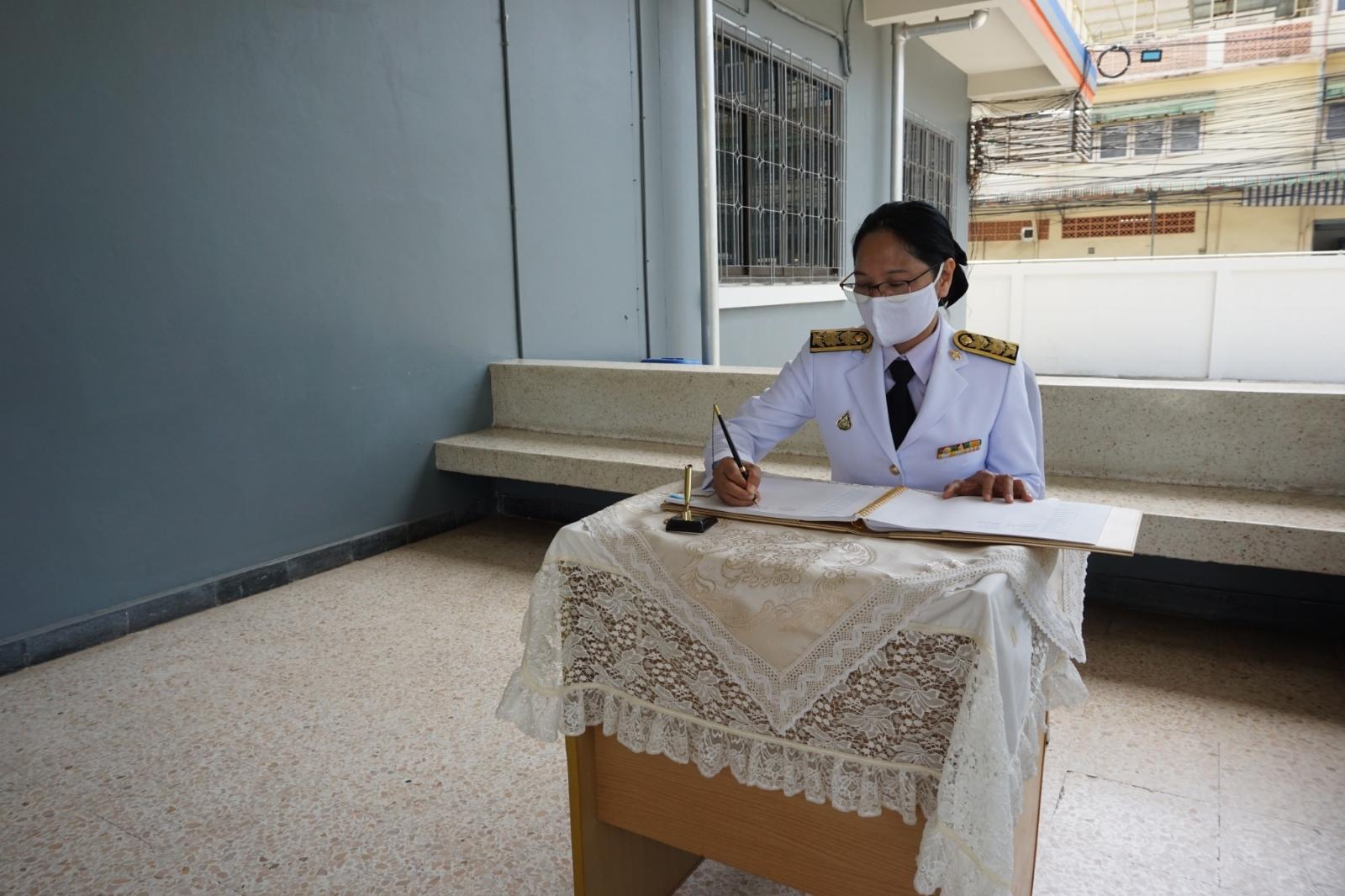 ภาพถ่าย ใช้ปุ่มลูกศร ซ้าย หรือ ขวา เลื่อนภาพถ่าย หรือปุ่มสามเหลี่ยมฉายภาพอัตโนมัติ  ถ้าต้องการบันทึกภาพ ใช้เมาส์คลิกขวาเลือกหัวข้อ  เป็นรูปภาพเป็น.. หรือ save as.. แสดงเต็มจอภาพ กุดปุ่ม F11 