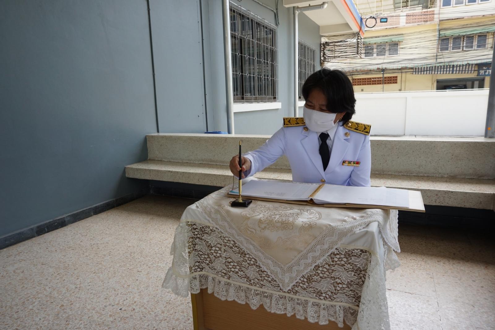 ภาพถ่าย ใช้ปุ่มลูกศร ซ้าย หรือ ขวา เลื่อนภาพถ่าย หรือปุ่มสามเหลี่ยมฉายภาพอัตโนมัติ  ถ้าต้องการบันทึกภาพ ใช้เมาส์คลิกขวาเลือกหัวข้อ  เป็นรูปภาพเป็น.. หรือ save as.. แสดงเต็มจอภาพ กุดปุ่ม F11 