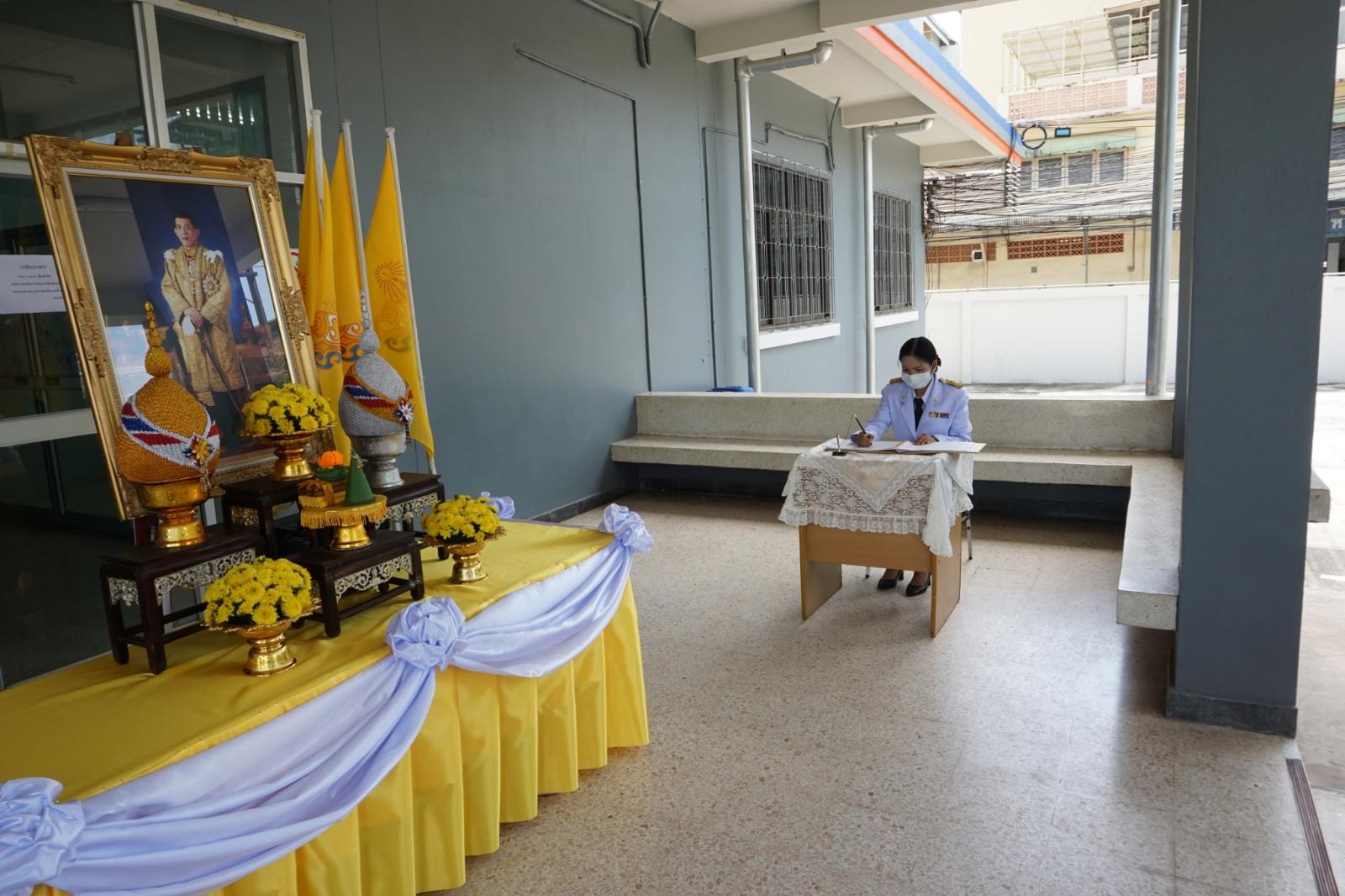 ภาพถ่าย ใช้ปุ่มลูกศร ซ้าย หรือ ขวา เลื่อนภาพถ่าย หรือปุ่มสามเหลี่ยมฉายภาพอัตโนมัติ  ถ้าต้องการบันทึกภาพ ใช้เมาส์คลิกขวาเลือกหัวข้อ  เป็นรูปภาพเป็น.. หรือ save as.. แสดงเต็มจอภาพ กุดปุ่ม F11 