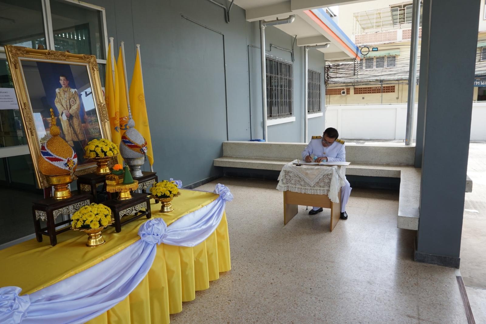 ภาพถ่าย ใช้ปุ่มลูกศร ซ้าย หรือ ขวา เลื่อนภาพถ่าย หรือปุ่มสามเหลี่ยมฉายภาพอัตโนมัติ  ถ้าต้องการบันทึกภาพ ใช้เมาส์คลิกขวาเลือกหัวข้อ  เป็นรูปภาพเป็น.. หรือ save as.. แสดงเต็มจอภาพ กุดปุ่ม F11 