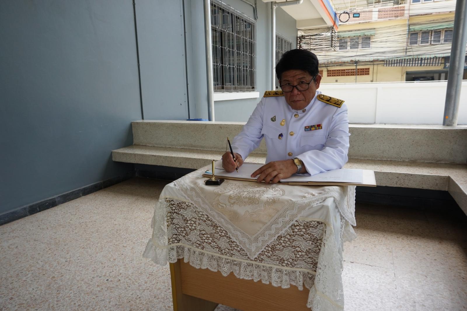 ภาพถ่าย ใช้ปุ่มลูกศร ซ้าย หรือ ขวา เลื่อนภาพถ่าย หรือปุ่มสามเหลี่ยมฉายภาพอัตโนมัติ  ถ้าต้องการบันทึกภาพ ใช้เมาส์คลิกขวาเลือกหัวข้อ  เป็นรูปภาพเป็น.. หรือ save as.. แสดงเต็มจอภาพ กุดปุ่ม F11 