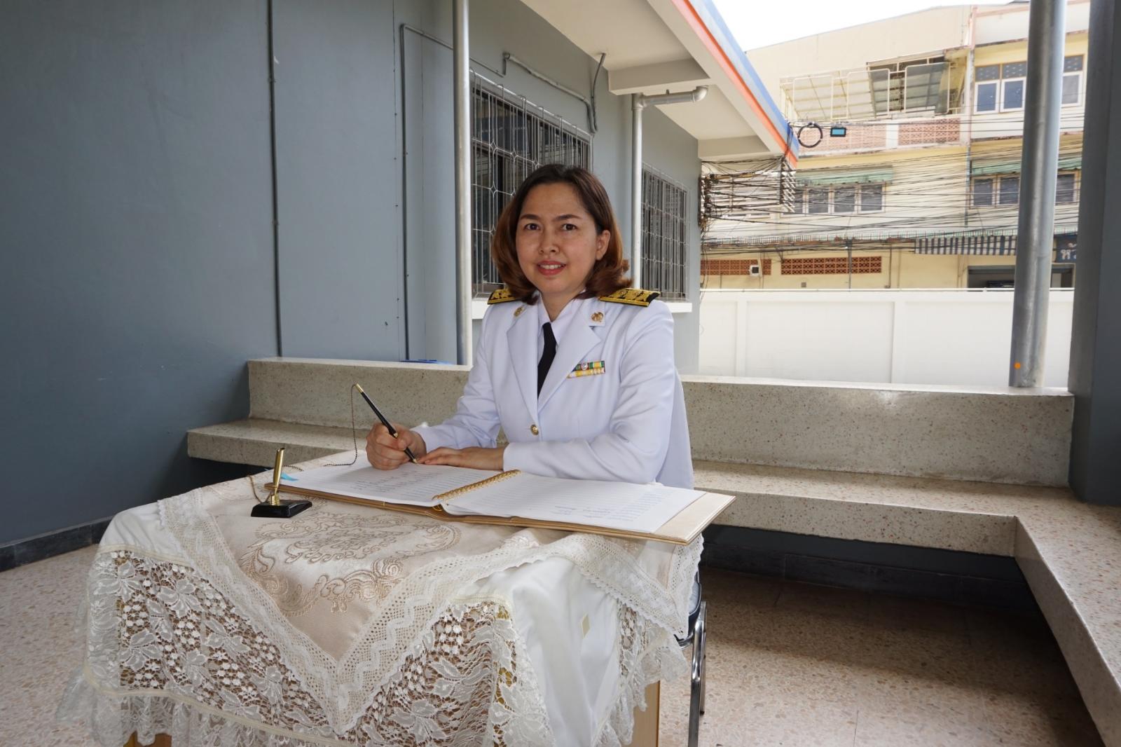 ภาพถ่าย ใช้ปุ่มลูกศร ซ้าย หรือ ขวา เลื่อนภาพถ่าย หรือปุ่มสามเหลี่ยมฉายภาพอัตโนมัติ  ถ้าต้องการบันทึกภาพ ใช้เมาส์คลิกขวาเลือกหัวข้อ  เป็นรูปภาพเป็น.. หรือ save as.. แสดงเต็มจอภาพ กุดปุ่ม F11 