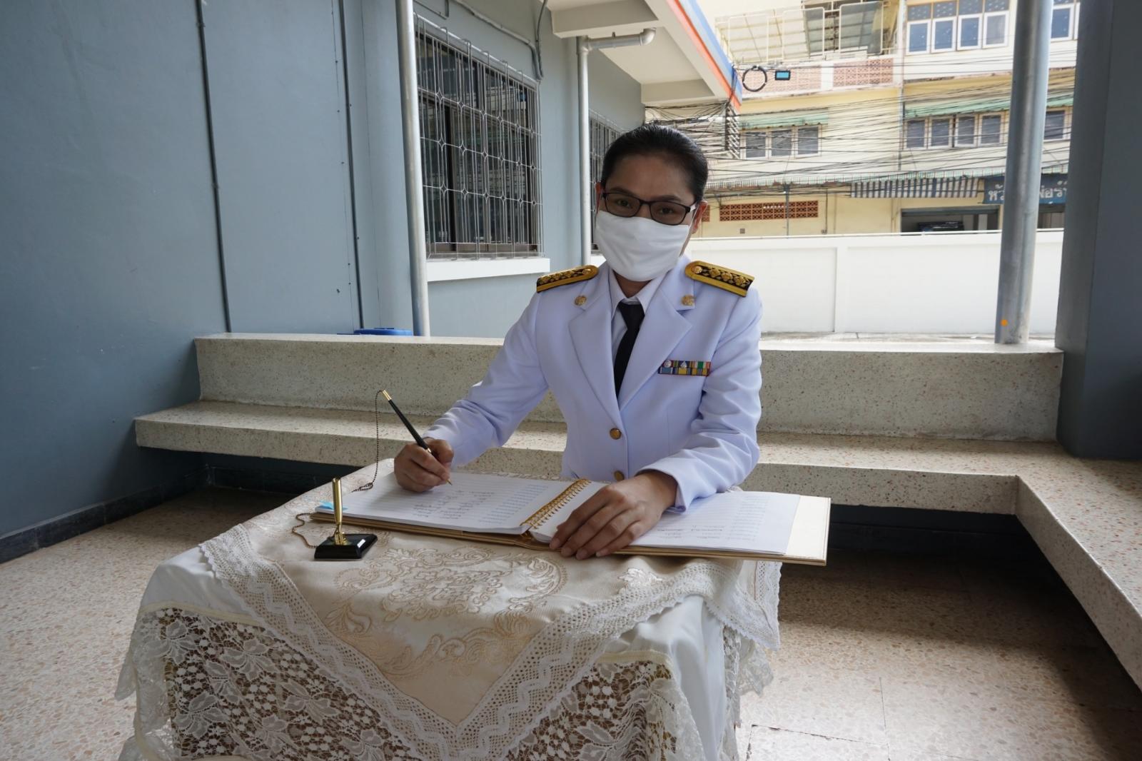 ภาพถ่าย ใช้ปุ่มลูกศร ซ้าย หรือ ขวา เลื่อนภาพถ่าย หรือปุ่มสามเหลี่ยมฉายภาพอัตโนมัติ  ถ้าต้องการบันทึกภาพ ใช้เมาส์คลิกขวาเลือกหัวข้อ  เป็นรูปภาพเป็น.. หรือ save as.. แสดงเต็มจอภาพ กุดปุ่ม F11 