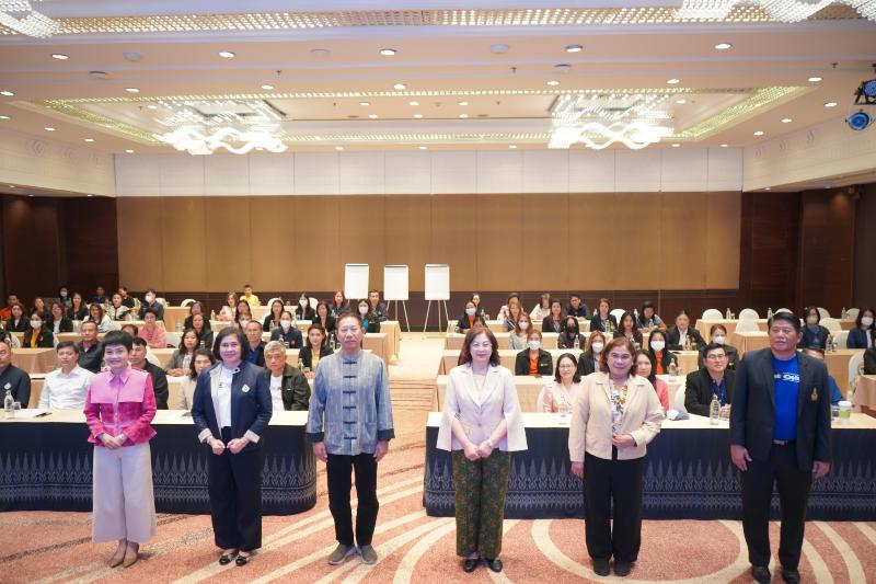 ภาพถ่าย ใช้ปุ่มลูกศร ซ้าย หรือ ขวา เลื่อนภาพถ่าย หรือปุ่มสามเหลี่ยมฉายภาพอัตโนมัติ  ถ้าต้องการบันทึกภาพ ใช้เมาส์คลิกขวาเลือกหัวข้อ  เป็นรูปภาพเป็น.. หรือ save as.. แสดงเต็มจอภาพ กุดปุ่ม F11 