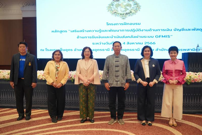 ภาพถ่าย ใช้ปุ่มลูกศร ซ้าย หรือ ขวา เลื่อนภาพถ่าย หรือปุ่มสามเหลี่ยมฉายภาพอัตโนมัติ  ถ้าต้องการบันทึกภาพ ใช้เมาส์คลิกขวาเลือกหัวข้อ  เป็นรูปภาพเป็น.. หรือ save as.. แสดงเต็มจอภาพ กุดปุ่ม F11 