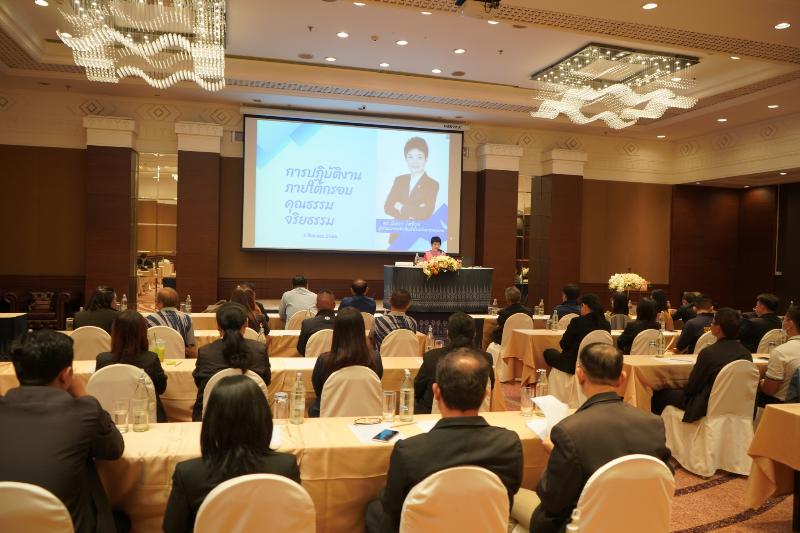 ภาพถ่าย ใช้ปุ่มลูกศร ซ้าย หรือ ขวา เลื่อนภาพถ่าย หรือปุ่มสามเหลี่ยมฉายภาพอัตโนมัติ  ถ้าต้องการบันทึกภาพ ใช้เมาส์คลิกขวาเลือกหัวข้อ  เป็นรูปภาพเป็น.. หรือ save as.. แสดงเต็มจอภาพ กุดปุ่ม F11 