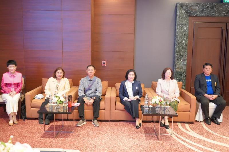 ภาพถ่าย ใช้ปุ่มลูกศร ซ้าย หรือ ขวา เลื่อนภาพถ่าย หรือปุ่มสามเหลี่ยมฉายภาพอัตโนมัติ  ถ้าต้องการบันทึกภาพ ใช้เมาส์คลิกขวาเลือกหัวข้อ  เป็นรูปภาพเป็น.. หรือ save as.. แสดงเต็มจอภาพ กุดปุ่ม F11 