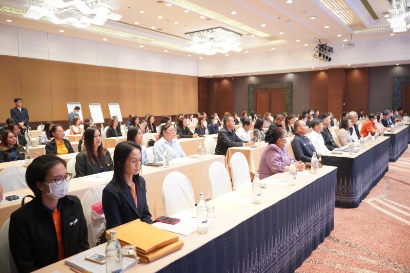 ภาพถ่าย ใช้ปุ่มลูกศร ซ้าย หรือ ขวา เลื่อนภาพถ่าย หรือปุ่มสามเหลี่ยมฉายภาพอัตโนมัติ  ถ้าต้องการบันทึกภาพ ใช้เมาส์คลิกขวาเลือกหัวข้อ  เป็นรูปภาพเป็น.. หรือ save as.. แสดงเต็มจอภาพ กุดปุ่ม F11 