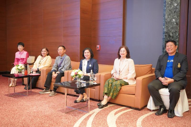 ภาพถ่าย ใช้ปุ่มลูกศร ซ้าย หรือ ขวา เลื่อนภาพถ่าย หรือปุ่มสามเหลี่ยมฉายภาพอัตโนมัติ  ถ้าต้องการบันทึกภาพ ใช้เมาส์คลิกขวาเลือกหัวข้อ  เป็นรูปภาพเป็น.. หรือ save as.. แสดงเต็มจอภาพ กุดปุ่ม F11 