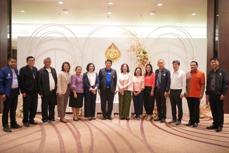 ภาพถ่าย ใช้ปุ่มลูกศร ซ้าย หรือ ขวา เลื่อนภาพถ่าย หรือปุ่มสามเหลี่ยมฉายภาพอัตโนมัติ  ถ้าต้องการบันทึกภาพ ใช้เมาส์คลิกขวาเลือกหัวข้อ  เป็นรูปภาพเป็น.. หรือ save as.. แสดงเต็มจอภาพ กุดปุ่ม F11 