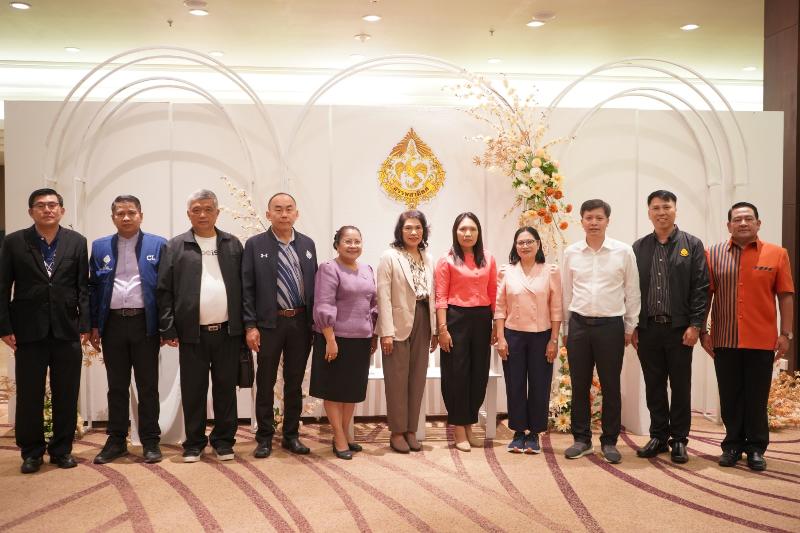 ภาพถ่าย ใช้ปุ่มลูกศร ซ้าย หรือ ขวา เลื่อนภาพถ่าย หรือปุ่มสามเหลี่ยมฉายภาพอัตโนมัติ  ถ้าต้องการบันทึกภาพ ใช้เมาส์คลิกขวาเลือกหัวข้อ  เป็นรูปภาพเป็น.. หรือ save as.. แสดงเต็มจอภาพ กุดปุ่ม F11 