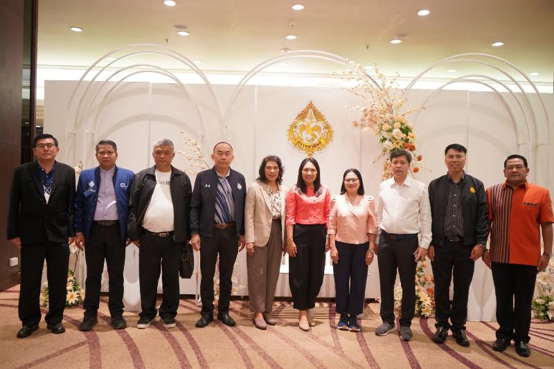 ภาพถ่าย ใช้ปุ่มลูกศร ซ้าย หรือ ขวา เลื่อนภาพถ่าย หรือปุ่มสามเหลี่ยมฉายภาพอัตโนมัติ  ถ้าต้องการบันทึกภาพ ใช้เมาส์คลิกขวาเลือกหัวข้อ  เป็นรูปภาพเป็น.. หรือ save as.. แสดงเต็มจอภาพ กุดปุ่ม F11 