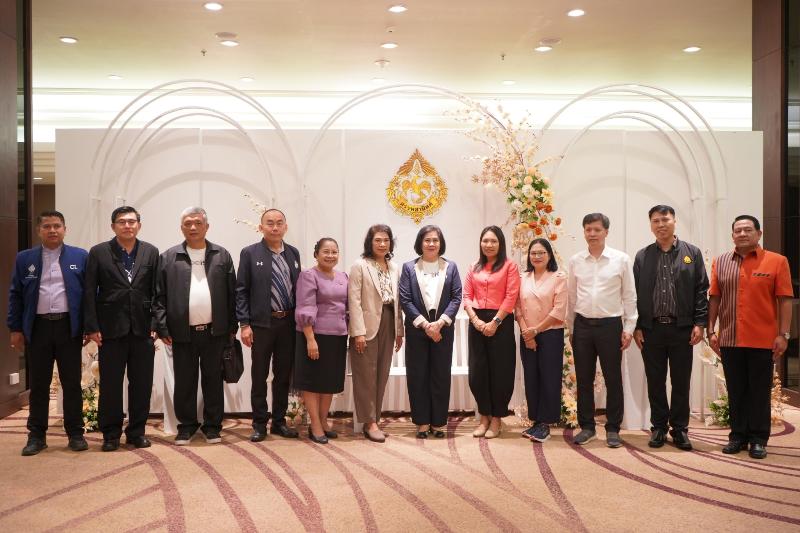 ภาพถ่าย ใช้ปุ่มลูกศร ซ้าย หรือ ขวา เลื่อนภาพถ่าย หรือปุ่มสามเหลี่ยมฉายภาพอัตโนมัติ  ถ้าต้องการบันทึกภาพ ใช้เมาส์คลิกขวาเลือกหัวข้อ  เป็นรูปภาพเป็น.. หรือ save as.. แสดงเต็มจอภาพ กุดปุ่ม F11 