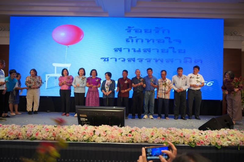 ภาพถ่าย ใช้ปุ่มลูกศร ซ้าย หรือ ขวา เลื่อนภาพถ่าย หรือปุ่มสามเหลี่ยมฉายภาพอัตโนมัติ  ถ้าต้องการบันทึกภาพ ใช้เมาส์คลิกขวาเลือกหัวข้อ  เป็นรูปภาพเป็น.. หรือ save as.. แสดงเต็มจอภาพ กุดปุ่ม F11 