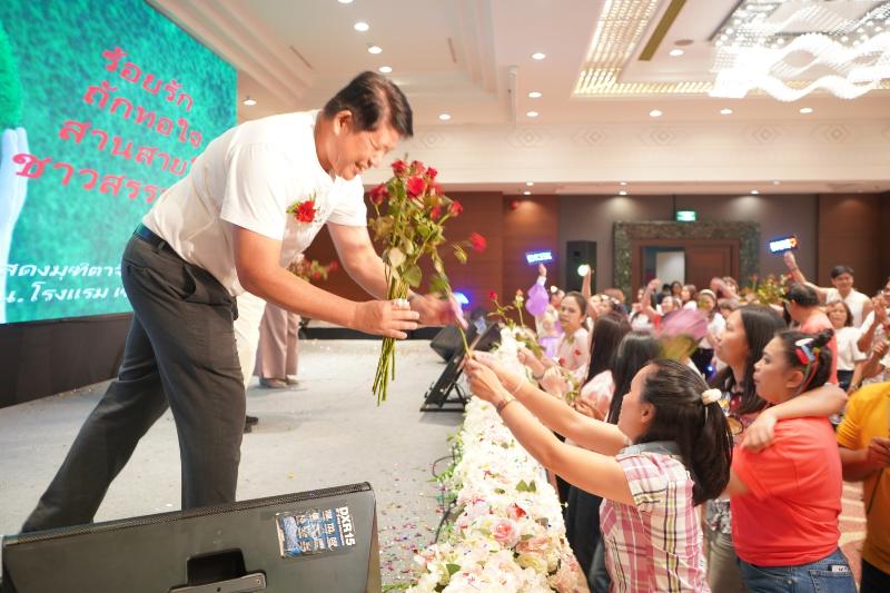 ภาพถ่าย ใช้ปุ่มลูกศร ซ้าย หรือ ขวา เลื่อนภาพถ่าย หรือปุ่มสามเหลี่ยมฉายภาพอัตโนมัติ  ถ้าต้องการบันทึกภาพ ใช้เมาส์คลิกขวาเลือกหัวข้อ  เป็นรูปภาพเป็น.. หรือ save as.. แสดงเต็มจอภาพ กุดปุ่ม F11 