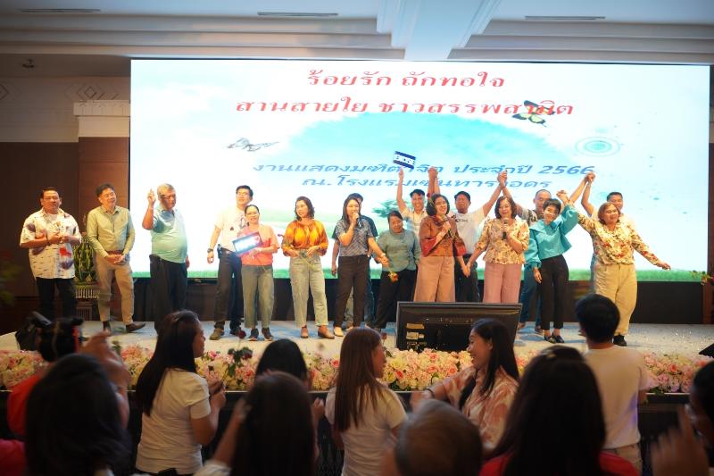 ภาพถ่าย ใช้ปุ่มลูกศร ซ้าย หรือ ขวา เลื่อนภาพถ่าย หรือปุ่มสามเหลี่ยมฉายภาพอัตโนมัติ  ถ้าต้องการบันทึกภาพ ใช้เมาส์คลิกขวาเลือกหัวข้อ  เป็นรูปภาพเป็น.. หรือ save as.. แสดงเต็มจอภาพ กุดปุ่ม F11 