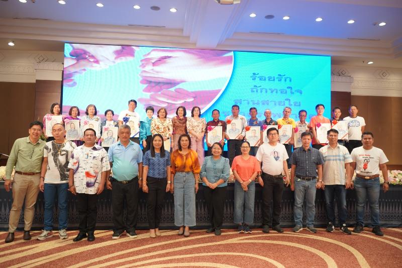 ภาพถ่าย ใช้ปุ่มลูกศร ซ้าย หรือ ขวา เลื่อนภาพถ่าย หรือปุ่มสามเหลี่ยมฉายภาพอัตโนมัติ  ถ้าต้องการบันทึกภาพ ใช้เมาส์คลิกขวาเลือกหัวข้อ  เป็นรูปภาพเป็น.. หรือ save as.. แสดงเต็มจอภาพ กุดปุ่ม F11 