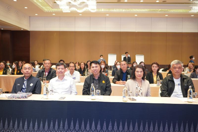 ภาพถ่าย ใช้ปุ่มลูกศร ซ้าย หรือ ขวา เลื่อนภาพถ่าย หรือปุ่มสามเหลี่ยมฉายภาพอัตโนมัติ  ถ้าต้องการบันทึกภาพ ใช้เมาส์คลิกขวาเลือกหัวข้อ  เป็นรูปภาพเป็น.. หรือ save as.. แสดงเต็มจอภาพ กุดปุ่ม F11 