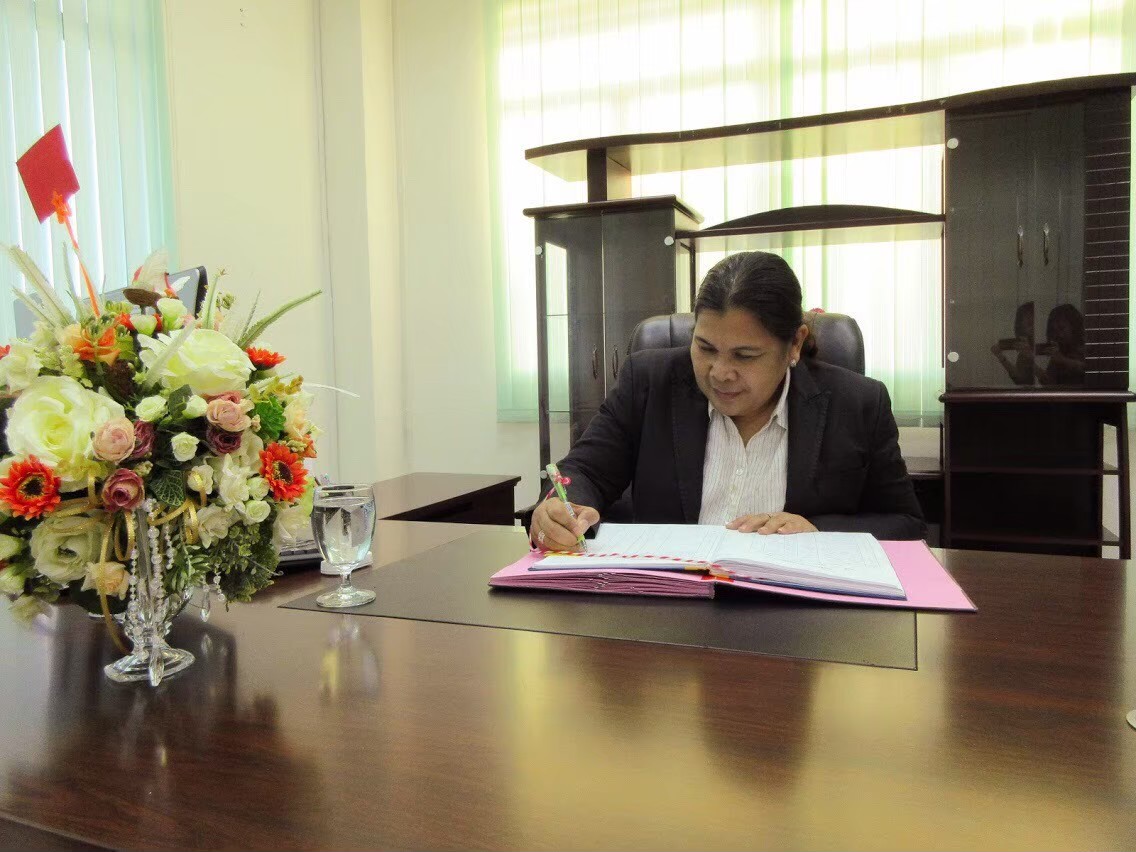 ภาพถ่าย ใช้ปุ่มลูกศร ซ้าย หรือ ขวา เลื่อนภาพถ่าย หรือปุ่มสามเหลี่ยมฉายภาพอัตโนมัติ  ถ้าต้องการบันทึกภาพ ใช้เมาส์คลิกขวาเลือกหัวข้อ  เป็นรูปภาพเป็น.. หรือ save as.. แสดงเต็มจอภาพ กุดปุ่ม F11 