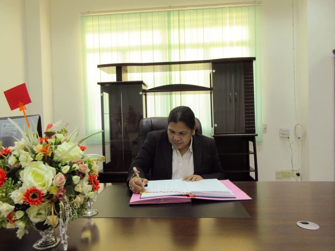 ภาพถ่าย ใช้ปุ่มลูกศร ซ้าย หรือ ขวา เลื่อนภาพถ่าย หรือปุ่มสามเหลี่ยมฉายภาพอัตโนมัติ  ถ้าต้องการบันทึกภาพ ใช้เมาส์คลิกขวาเลือกหัวข้อ  เป็นรูปภาพเป็น.. หรือ save as.. แสดงเต็มจอภาพ กุดปุ่ม F11 