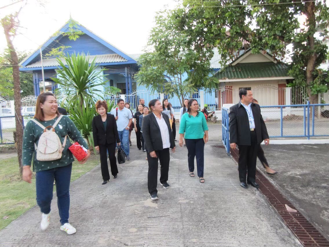 ภาพถ่าย ใช้ปุ่มลูกศร ซ้าย หรือ ขวา เลื่อนภาพถ่าย หรือปุ่มสามเหลี่ยมฉายภาพอัตโนมัติ  ถ้าต้องการบันทึกภาพ ใช้เมาส์คลิกขวาเลือกหัวข้อ  เป็นรูปภาพเป็น.. หรือ save as.. แสดงเต็มจอภาพ กุดปุ่ม F11 