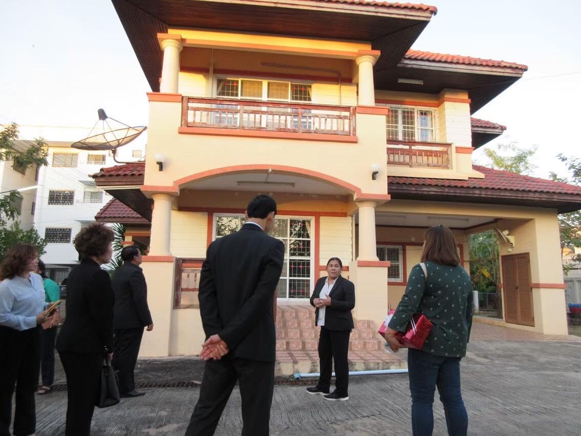 ภาพถ่าย ใช้ปุ่มลูกศร ซ้าย หรือ ขวา เลื่อนภาพถ่าย หรือปุ่มสามเหลี่ยมฉายภาพอัตโนมัติ  ถ้าต้องการบันทึกภาพ ใช้เมาส์คลิกขวาเลือกหัวข้อ  เป็นรูปภาพเป็น.. หรือ save as.. แสดงเต็มจอภาพ กุดปุ่ม F11 