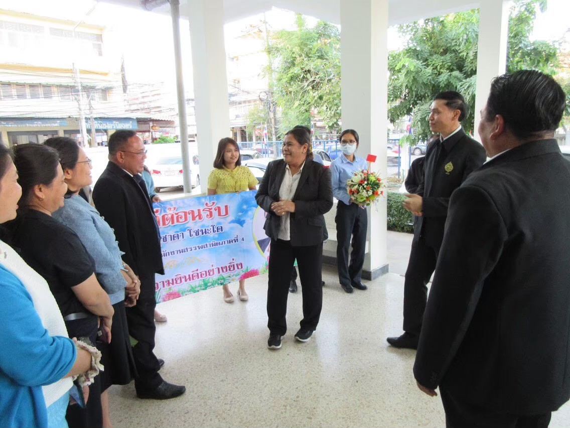 ภาพถ่าย ใช้ปุ่มลูกศร ซ้าย หรือ ขวา เลื่อนภาพถ่าย หรือปุ่มสามเหลี่ยมฉายภาพอัตโนมัติ  ถ้าต้องการบันทึกภาพ ใช้เมาส์คลิกขวาเลือกหัวข้อ  เป็นรูปภาพเป็น.. หรือ save as.. แสดงเต็มจอภาพ กุดปุ่ม F11 