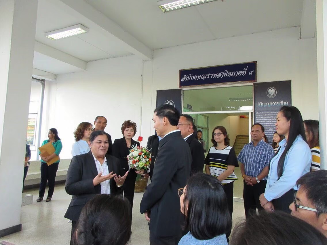 ภาพถ่าย ใช้ปุ่มลูกศร ซ้าย หรือ ขวา เลื่อนภาพถ่าย หรือปุ่มสามเหลี่ยมฉายภาพอัตโนมัติ  ถ้าต้องการบันทึกภาพ ใช้เมาส์คลิกขวาเลือกหัวข้อ  เป็นรูปภาพเป็น.. หรือ save as.. แสดงเต็มจอภาพ กุดปุ่ม F11 