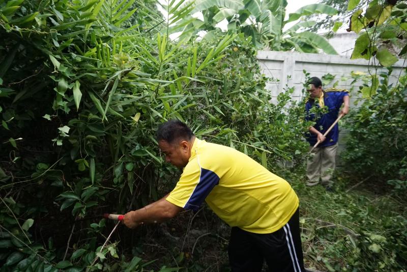 ภาพถ่าย ใช้ปุ่มลูกศร ซ้าย หรือ ขวา เลื่อนภาพถ่าย หรือปุ่มสามเหลี่ยมฉายภาพอัตโนมัติ  ถ้าต้องการบันทึกภาพ ใช้เมาส์คลิกขวาเลือกหัวข้อ  เป็นรูปภาพเป็น.. หรือ save as.. แสดงเต็มจอภาพ กุดปุ่ม F11 