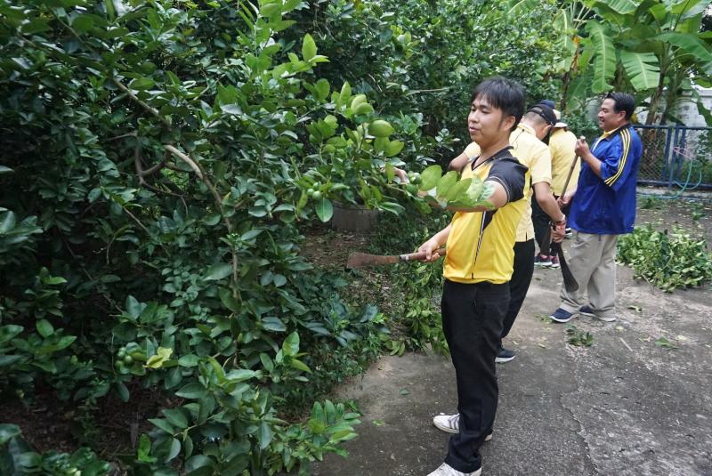 ภาพถ่าย ใช้ปุ่มลูกศร ซ้าย หรือ ขวา เลื่อนภาพถ่าย หรือปุ่มสามเหลี่ยมฉายภาพอัตโนมัติ  ถ้าต้องการบันทึกภาพ ใช้เมาส์คลิกขวาเลือกหัวข้อ  เป็นรูปภาพเป็น.. หรือ save as.. แสดงเต็มจอภาพ กุดปุ่ม F11 