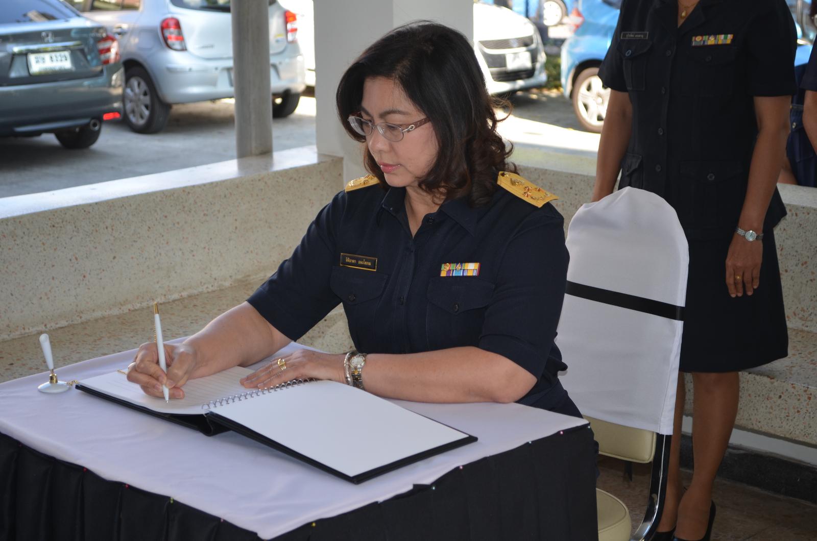 ภาพถ่าย ใช้ปุ่มลูกศร ซ้าย หรือ ขวา เลื่อนภาพถ่าย หรือปุ่มสามเหลี่ยมฉายภาพอัตโนมัติ  ถ้าต้องการบันทึกภาพ ใช้เมาส์คลิกขวาเลือกหัวข้อ  เป็นรูปภาพเป็น.. หรือ save as.. แสดงเต็มจอภาพ กุดปุ่ม F11 